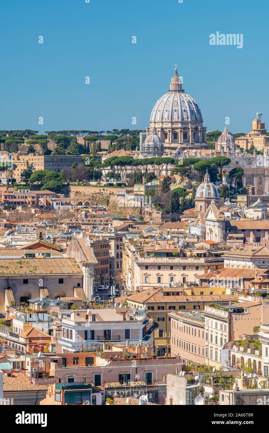 Italia, Lazio, Roma, la Basílica de San Pedro y a los tejados de Roma Foto de stock