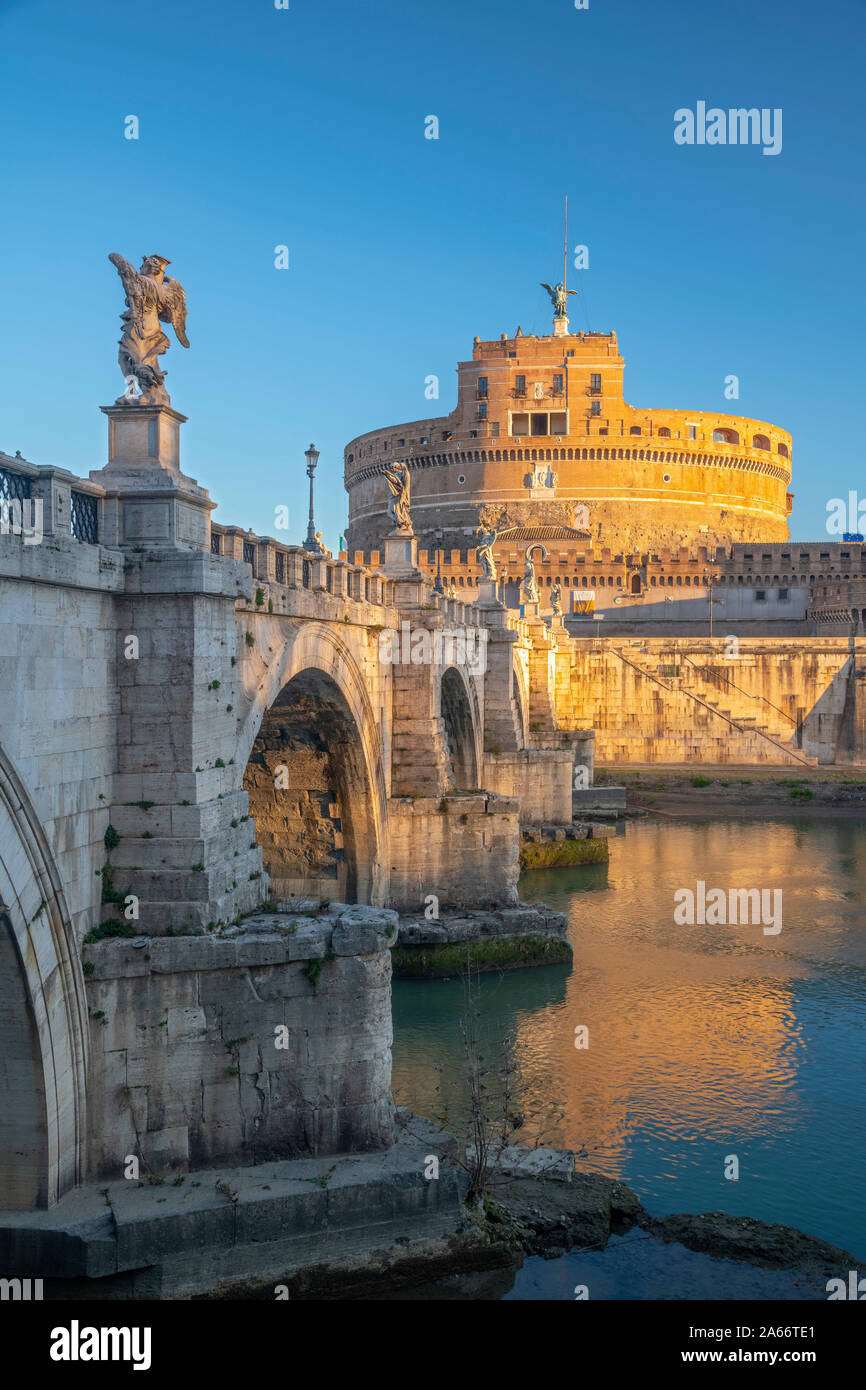 Italia, Lazio, Roma, San Angelo Puente, el Ponte Sant'Angelo y el Castel Sant'Angelo Foto de stock