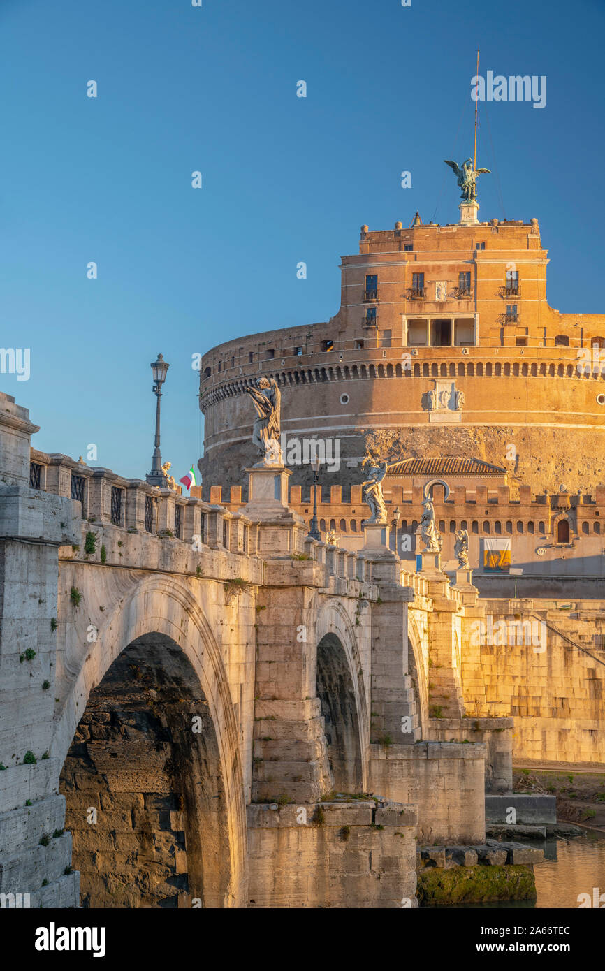 Italia, Lazio, Roma, San Angelo Puente, el Ponte Sant'Angelo y el Castel Sant'Angelo Foto de stock
