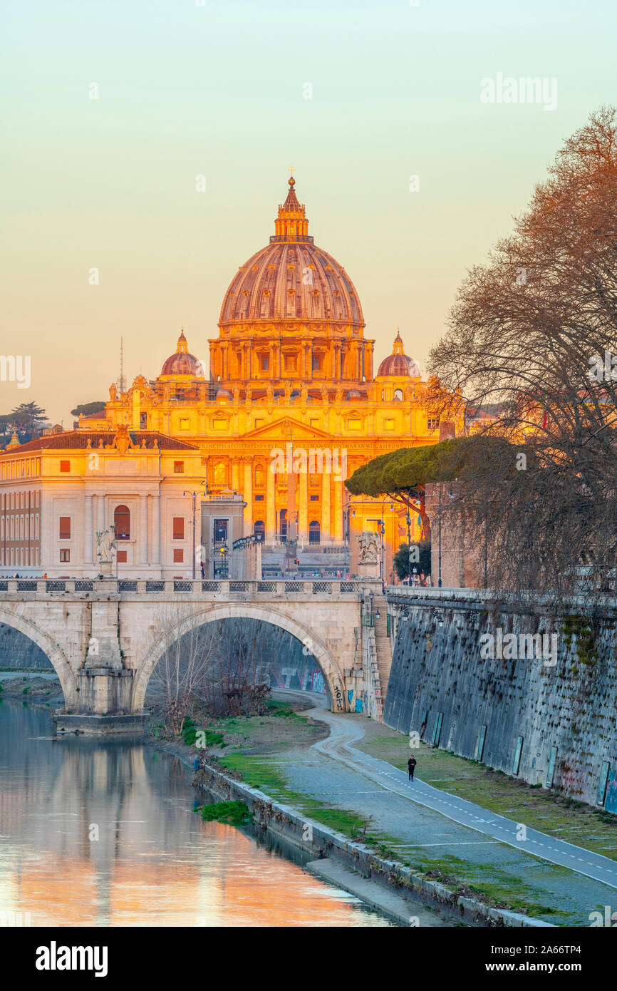 Italia, Lazio, Roma, Río Tíber, la Basílica de San Pedro Foto de stock