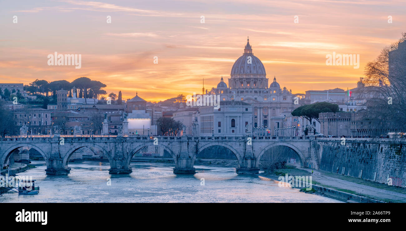 Italia, Lazio, Roma, Río Tíber, la Basílica de San Pedro Foto de stock