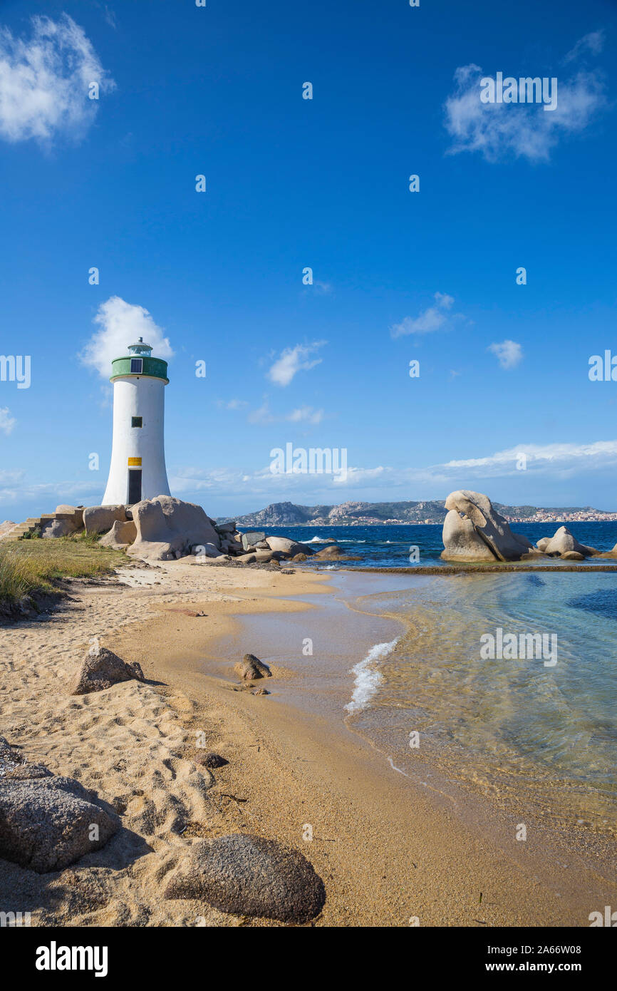 Italia, Cerdeña, provincia de Sassari, Palau, Porto Faro Faro con La Maddalena isla a distancia Foto de stock