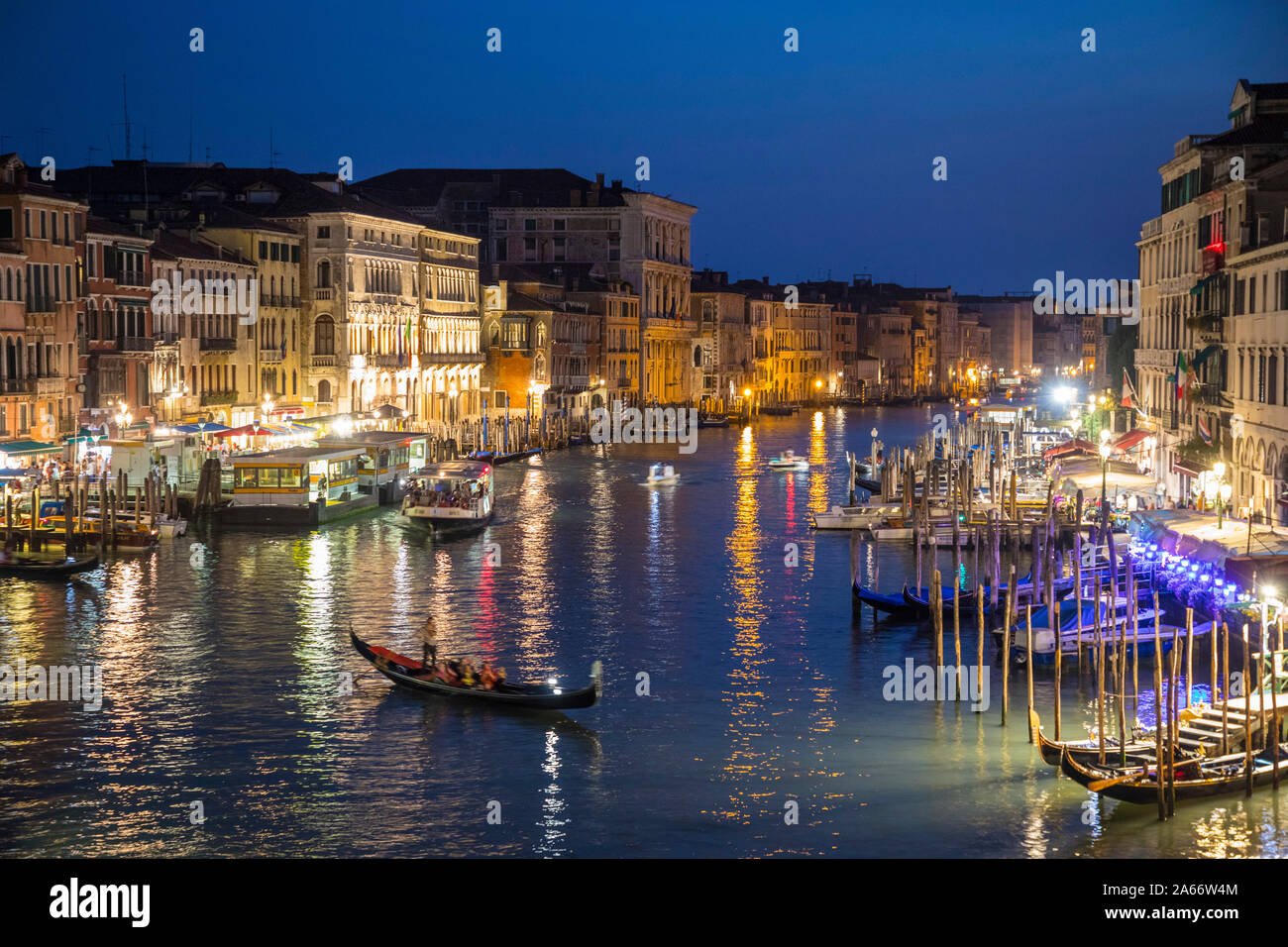 Gran Canal por el puente de Rialto, Venecia, Véneto, Italia Foto de stock