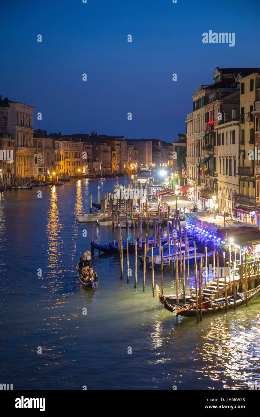 Gran Canal por el puente de Rialto, Venecia, Véneto, Italia Foto de stock