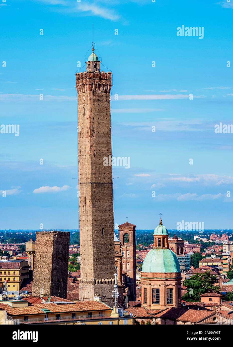 Vista hacia la torre Asinelli, Bolonia, Emilia-Romaña, Italia Foto de stock