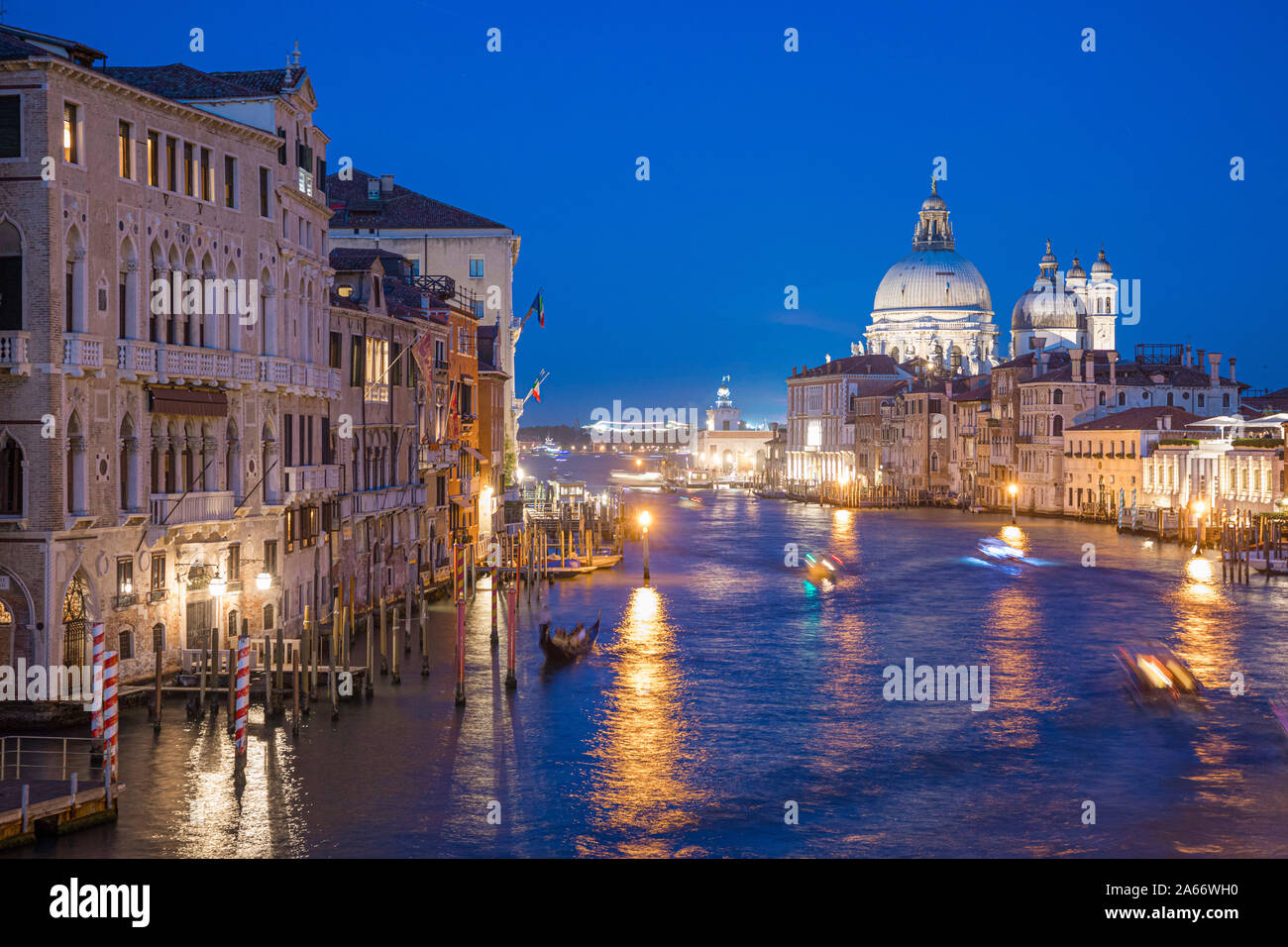 La Basílica di Santa Maria della Salute, el Gran Canal de Venecia, Véneto, Italia Foto de stock
