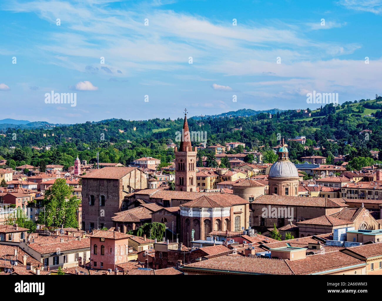Vista hacia la Basílica de San Domenico, Bolonia, Emilia-Romaña, Italia Foto de stock