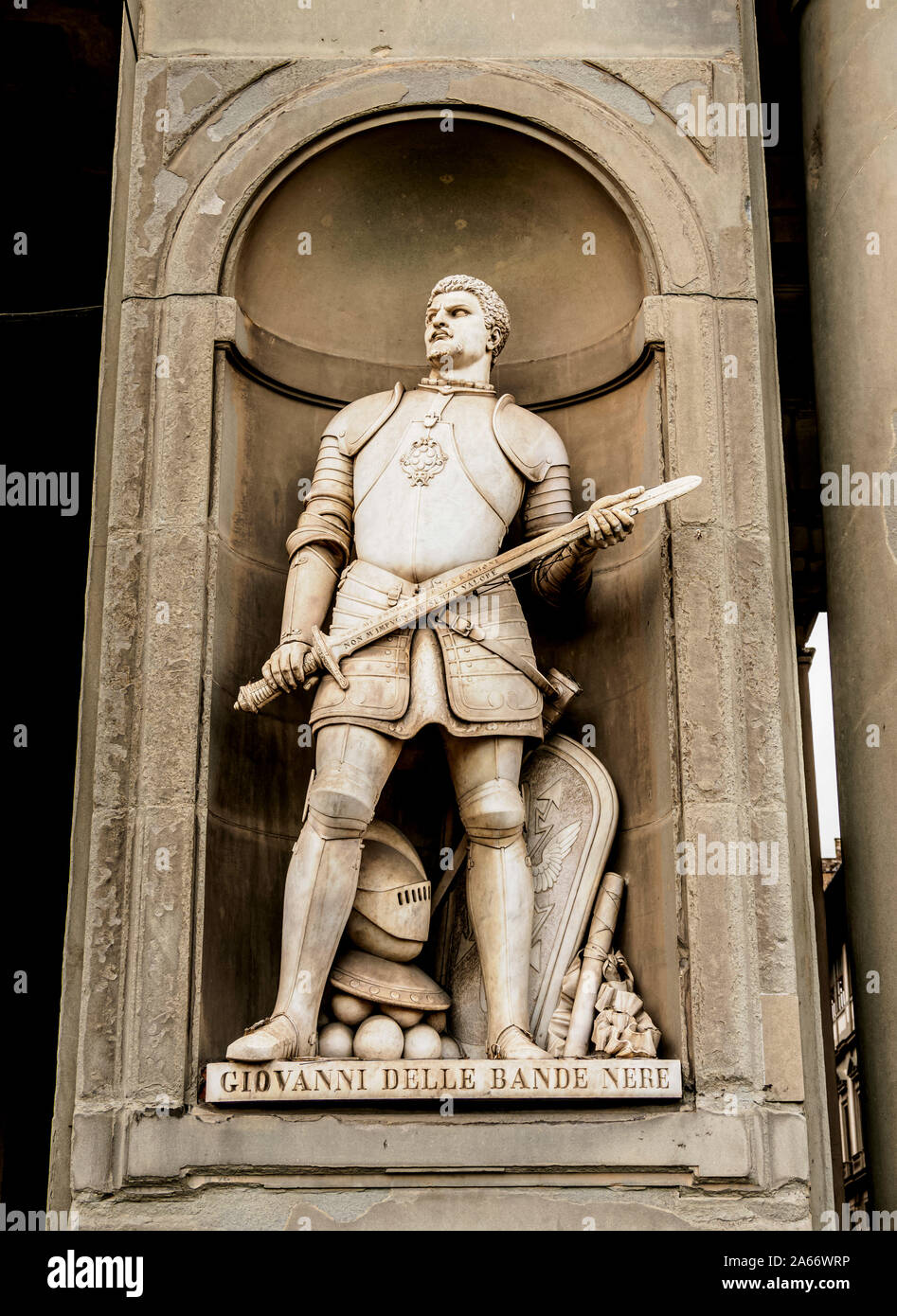 Escultura en la fachada de la galería de los Uffizi, Florencia, Toscana, Italia Foto de stock