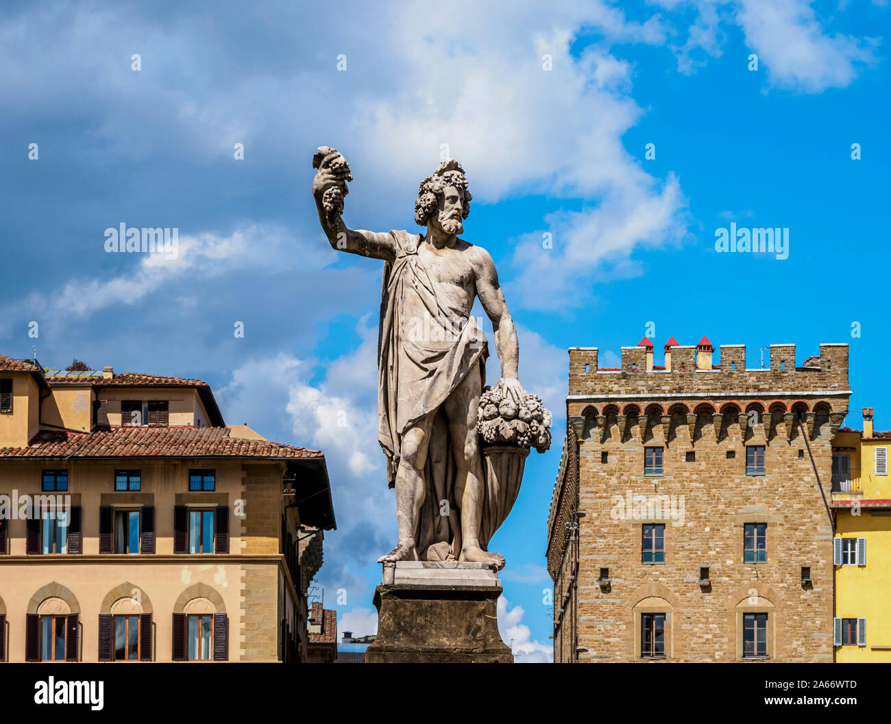 Escultura en el Ponte Santa Trinita, Florencia, Toscana, Italia Foto de stock