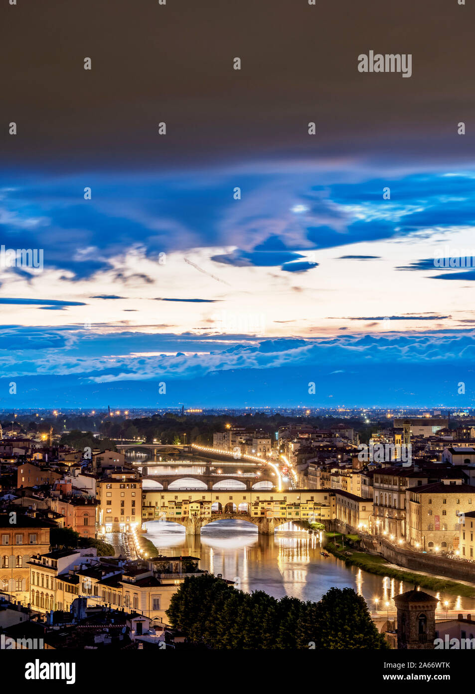 Paisaje urbano con el Ponte Vecchio y el río Arno, al anochecer, Florencia, Toscana, Italia Foto de stock