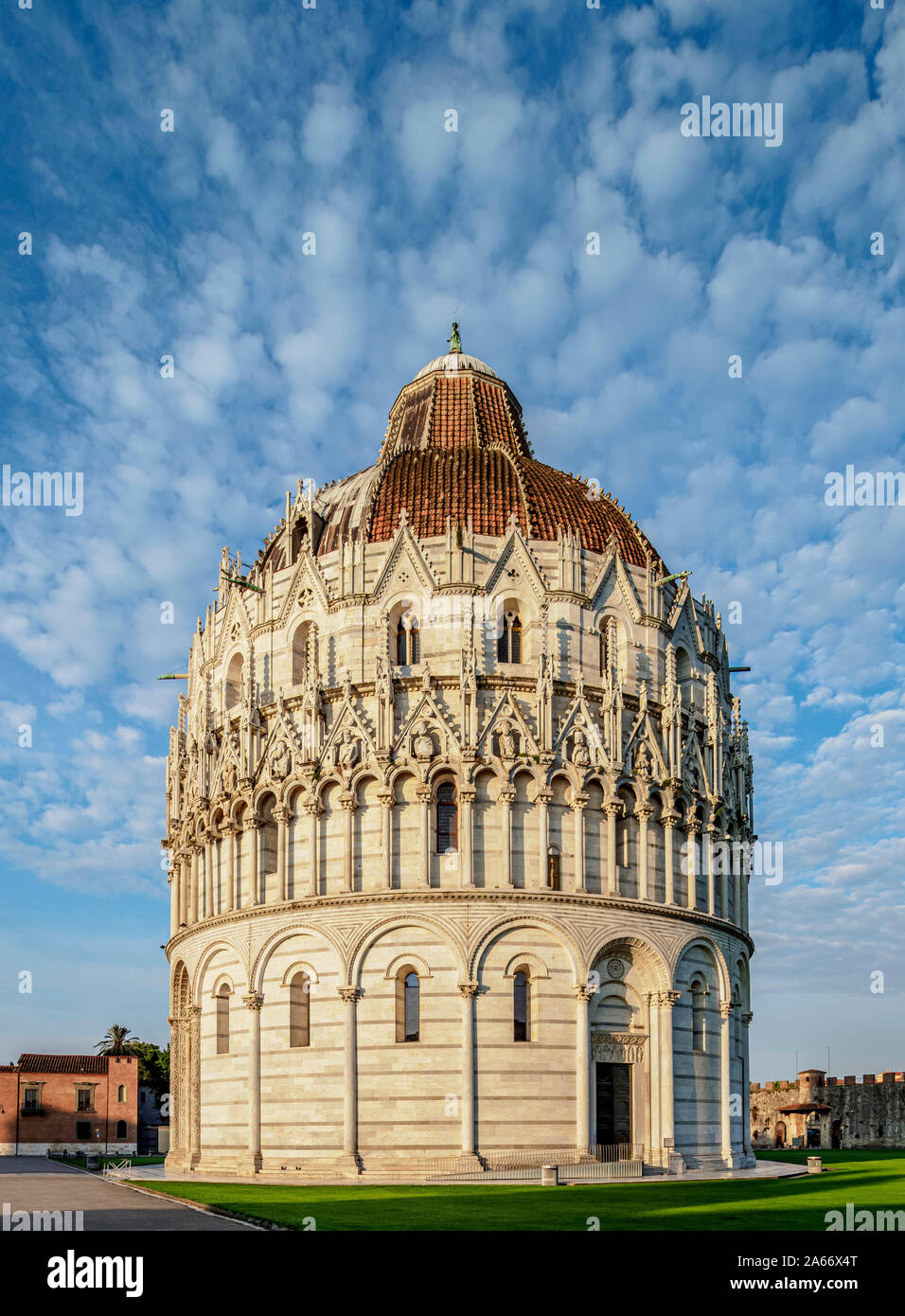 Baptisterio de San Giovanni, la Piazza dei Miracoli, en Pisa, Toscana, Italia Foto de stock