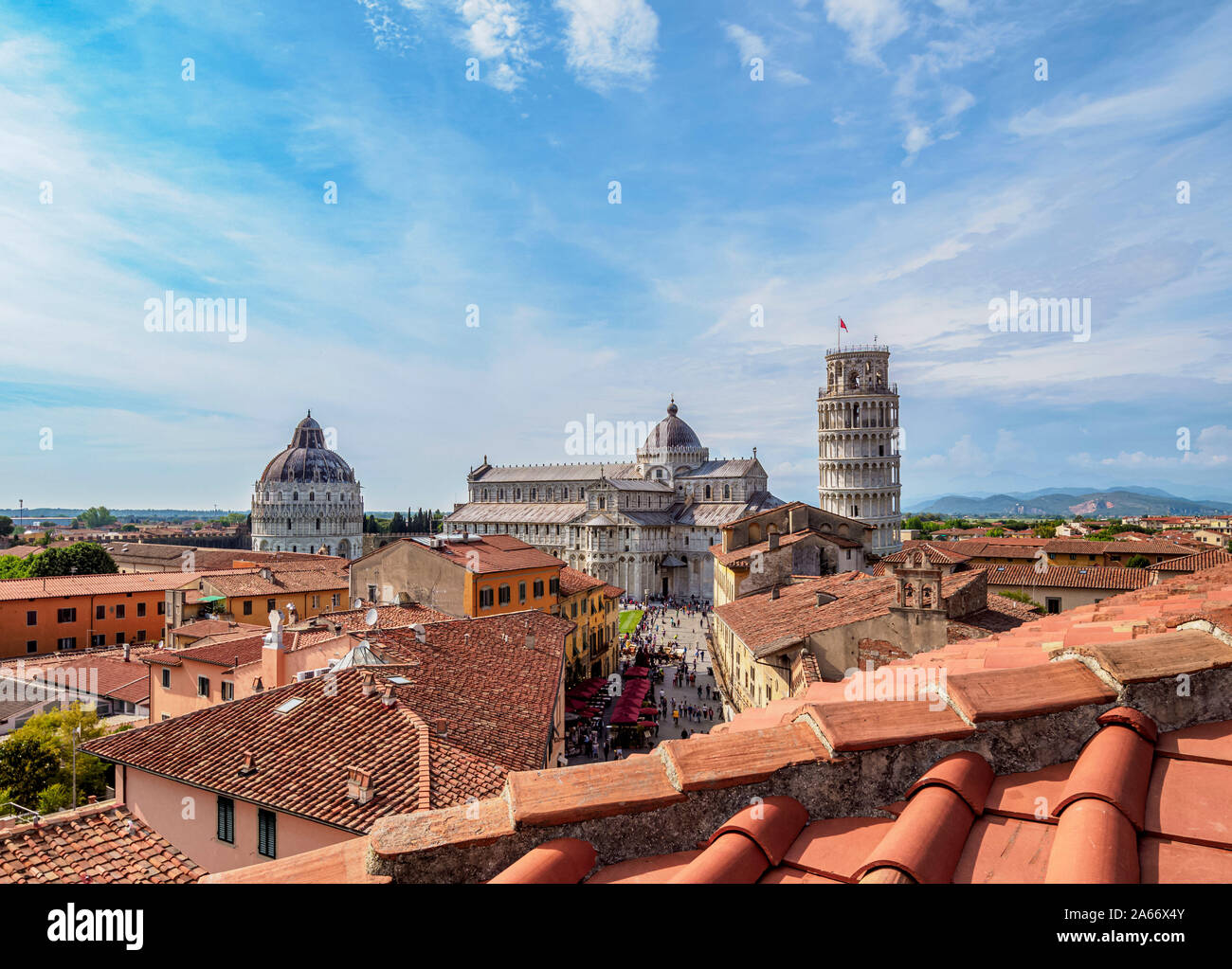 Vistas a la Via Santa Maria hacia la catedral y la Torre Inclinada de Pisa, Toscana, Italia Foto de stock