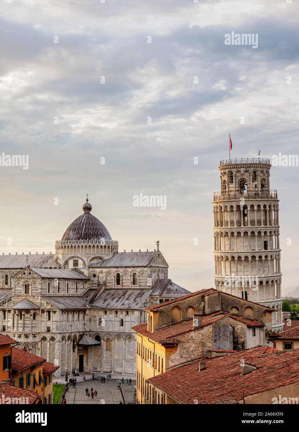 La catedral y la torre inclinada al atardecer, vista elevada, Pisa, Toscana, Italia Foto de stock