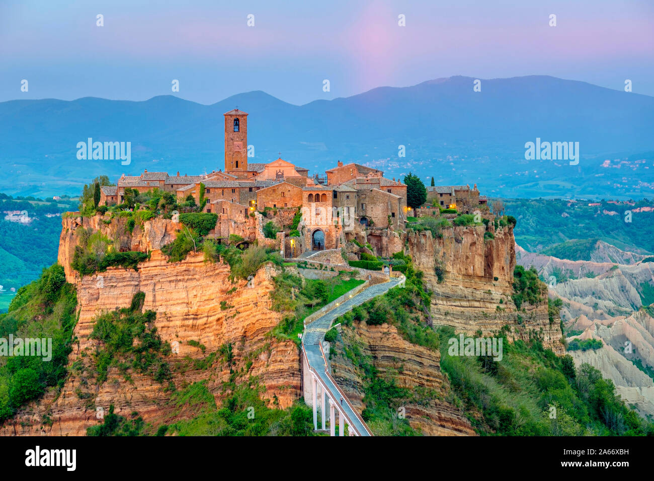 Civita di Bagnoregio al atardecer, Bagnoregio, Lacio, Italia, Europa. Foto de stock