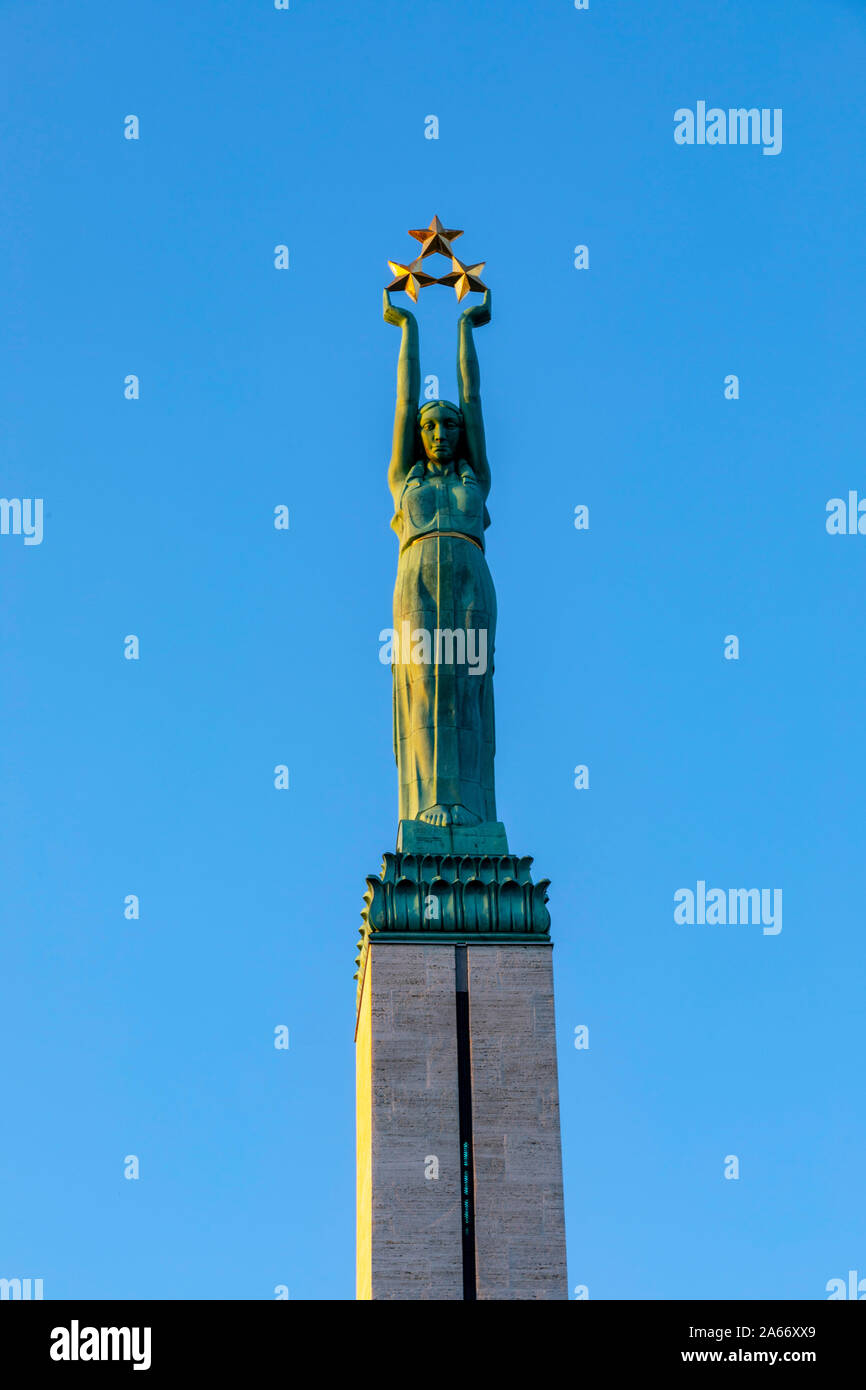 El Monumento a la libertad de Riga, Letonia. Foto de stock
