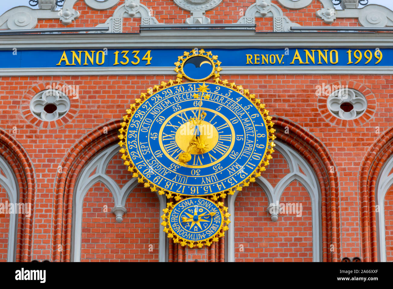 Cerca del reloj en la Casa de las Cabezas Negras y Schwab House, la Plaza del Ayuntamiento, la Ciudad Vieja de Riga, Letonia. Foto de stock