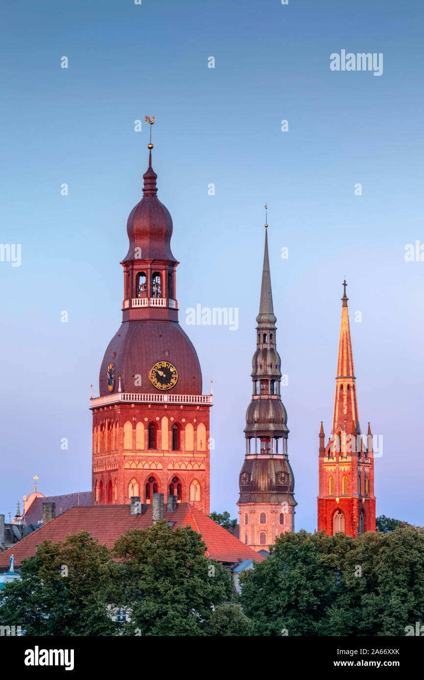 La Catedral de Riga, la Iglesia de San Pedro y San Salvador, la Iglesia Anglicana en la Ciudad Vieja de Riga, Letonia. Foto de stock