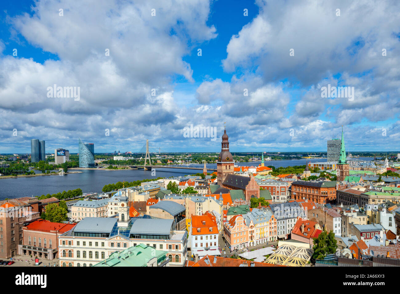 Vistas a la Ciudad Vieja de Riga, Vansu Bridge y el río Daugava, Riga, Letonia, Foto de stock
