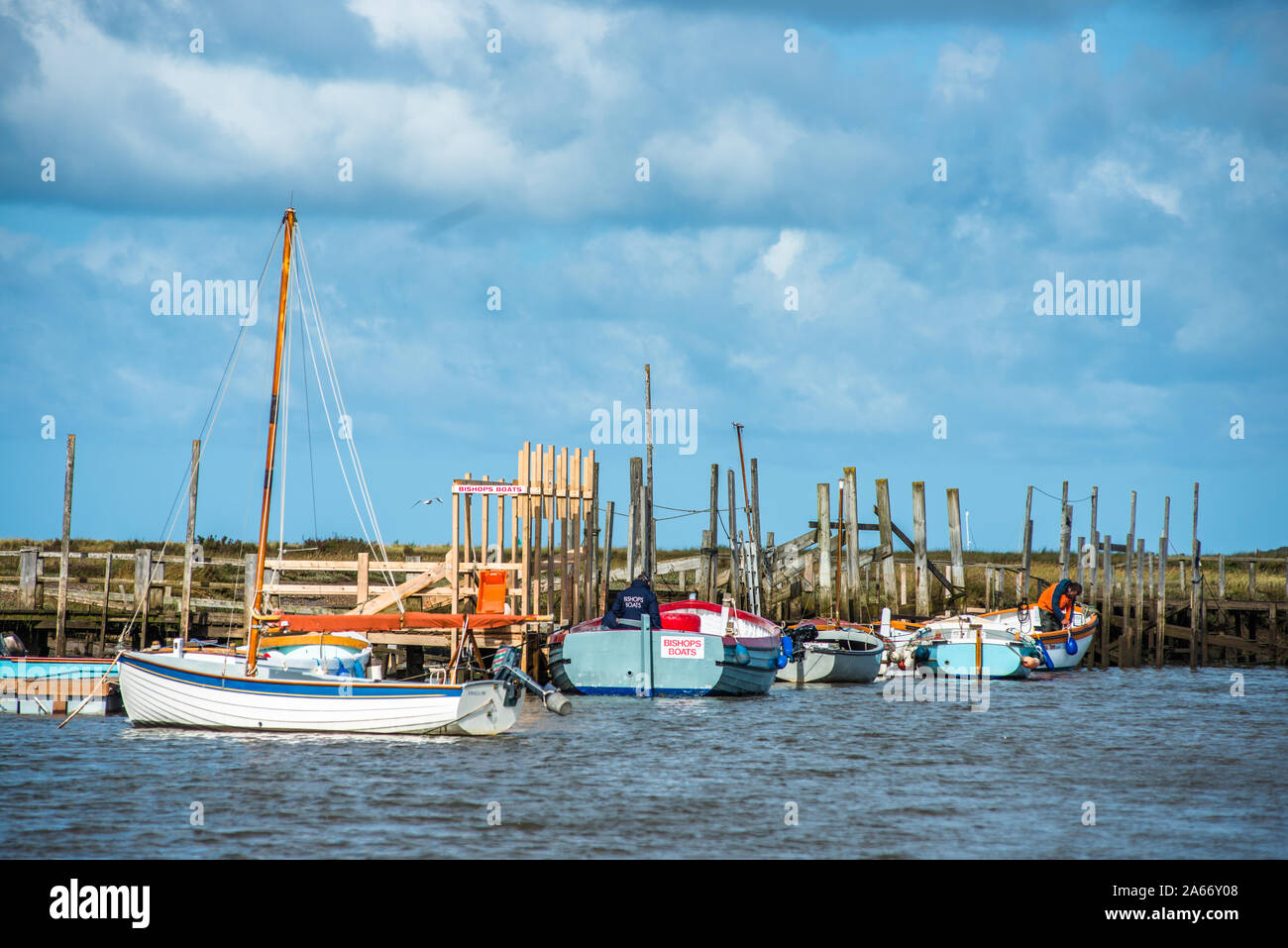Barcos en Morston Quay en el norte de costa de Norfolk en East Anglia, Inglaterra, Reino Unido. Foto de stock