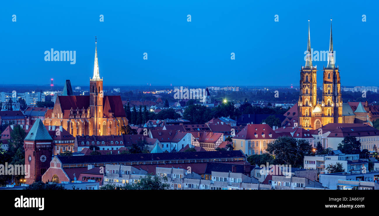 Ostrow Tumski vista elevada hacia el distrito con la Iglesia de la Santa Cruz y la catedral, al anochecer, Wroclaw, Voivodato de Baja Silesia, Polonia Foto de stock