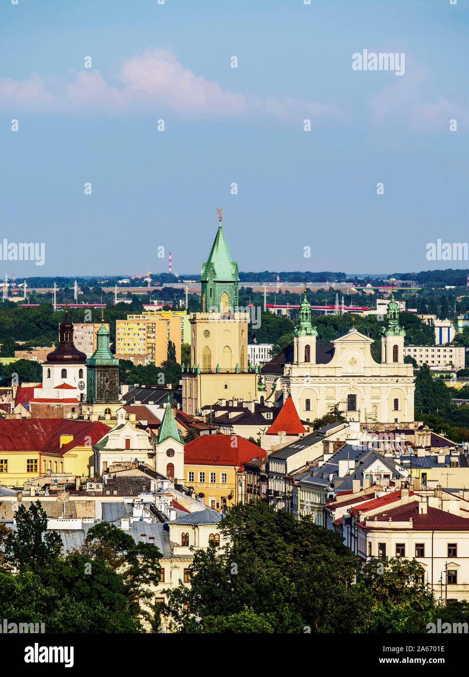 Vista elevada hacia el Campanario y catedral trinitaria, Lublin, Voivodato de Lublin, Polonia Foto de stock