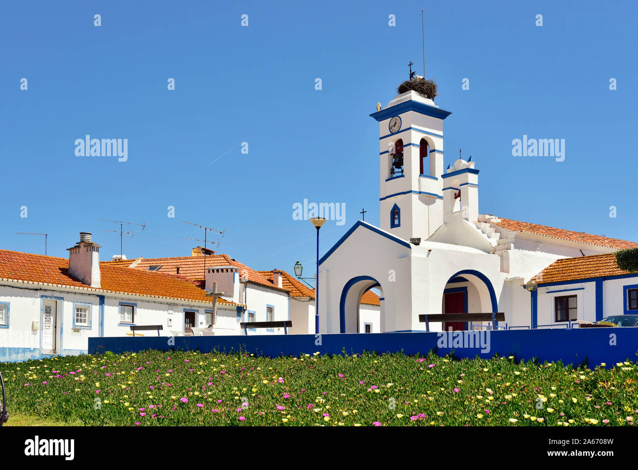 La tradicional aldea de Santa Susana, muy rica en arquitectura tradicional con casas pintadas de blanco y azul fuerte que rodean las ventanas y puertas. Alentejo, Portugal Foto de stock