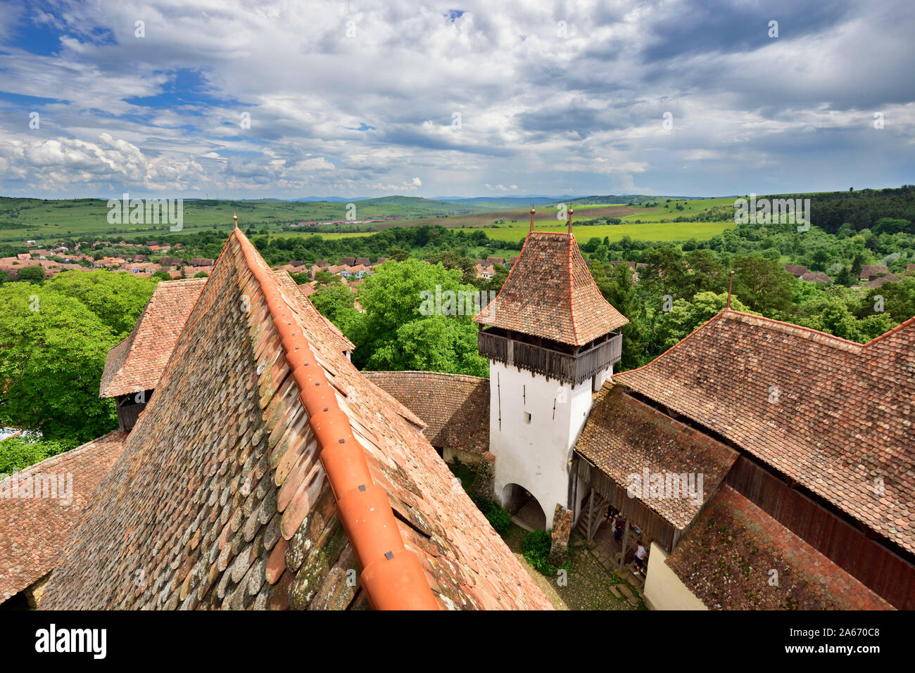 La iglesia fortificada de Viscri fue construida por los sajones de Transilvania en Viscri comunitario en el siglo 13. Es un sitio del Patrimonio Mundial de la Unesco. El condado de Brasov, Transilvania, Rumania Foto de stock