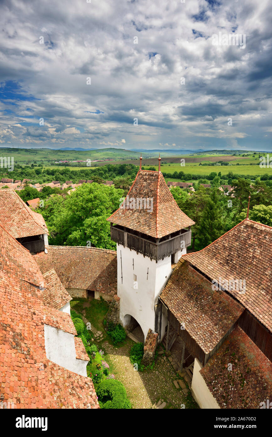 La iglesia fortificada de Viscri fue construida por los sajones de Transilvania en Viscri comunitario en el siglo 13. Es un sitio del Patrimonio Mundial de la Unesco. El condado de Brasov, Transilvania, Rumania Foto de stock