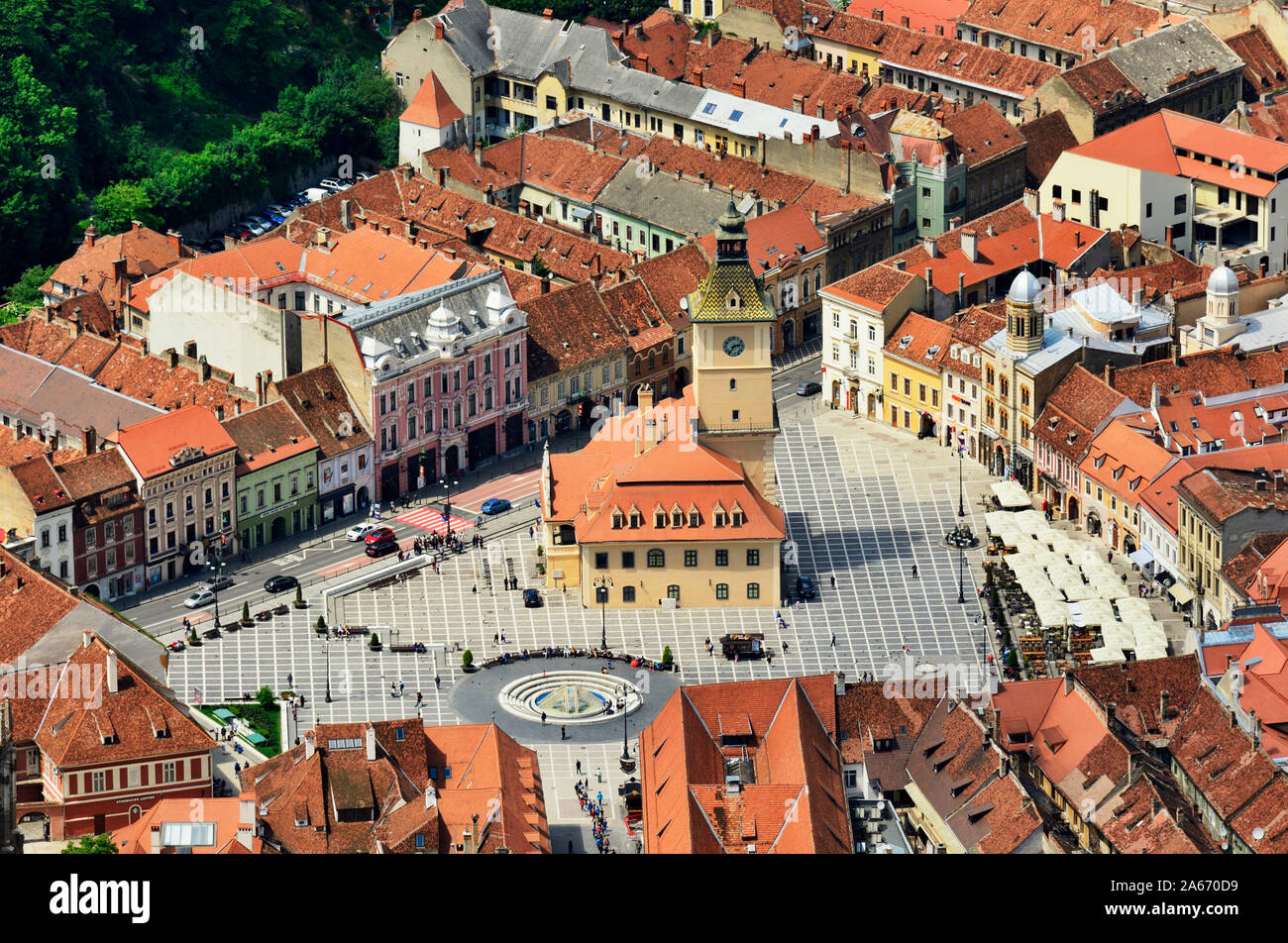 La Piata Sfatului (Plaza del Consejo) con el antiguo Ayuntamiento, construido en 1420, y el casco antiguo de la ciudad. Brasov, Transilvania. Rumanía Foto de stock