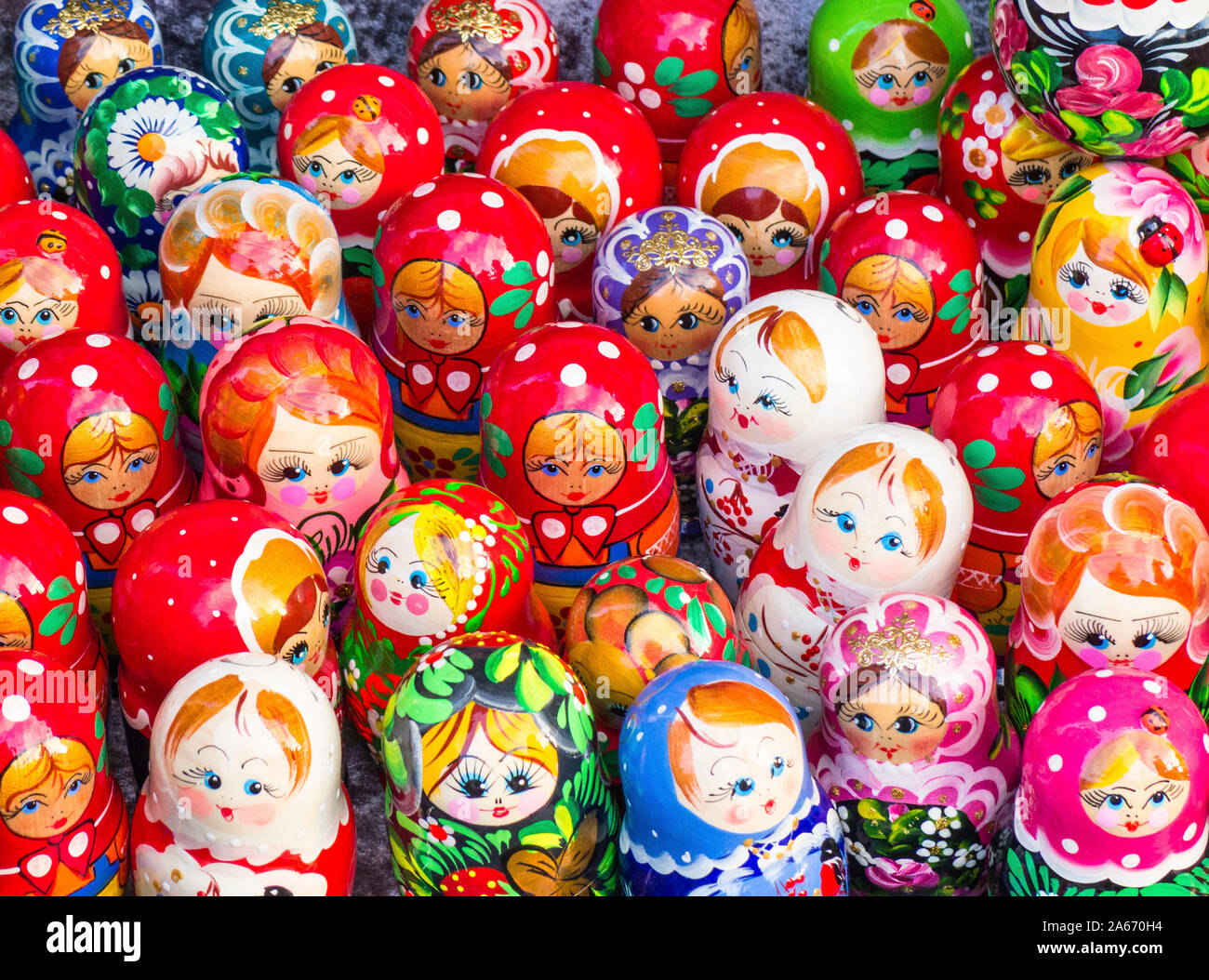 Muñecas tradicionales rusas matryoshka nesting, o, a la venta en San Petersburgo, Rusia Foto de stock