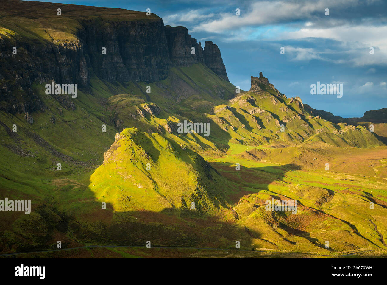 Vista panorámica del paisaje verde en Quiraing, Isla de Skye, Altiplano, Scotland, Reino Unido Foto de stock