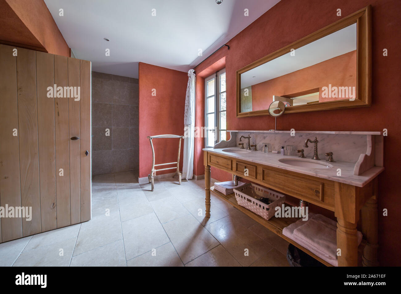 Accesorios de baño en estantes de madera Fotografía de stock - Alamy