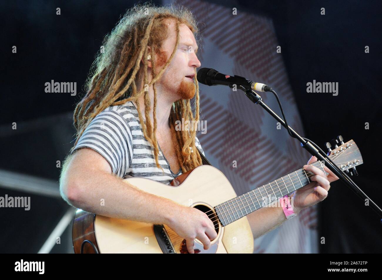 Newton Faulkner La Cantautora Live Performance Trafalgar Square Londres Uk Fotografia De Stock Alamy