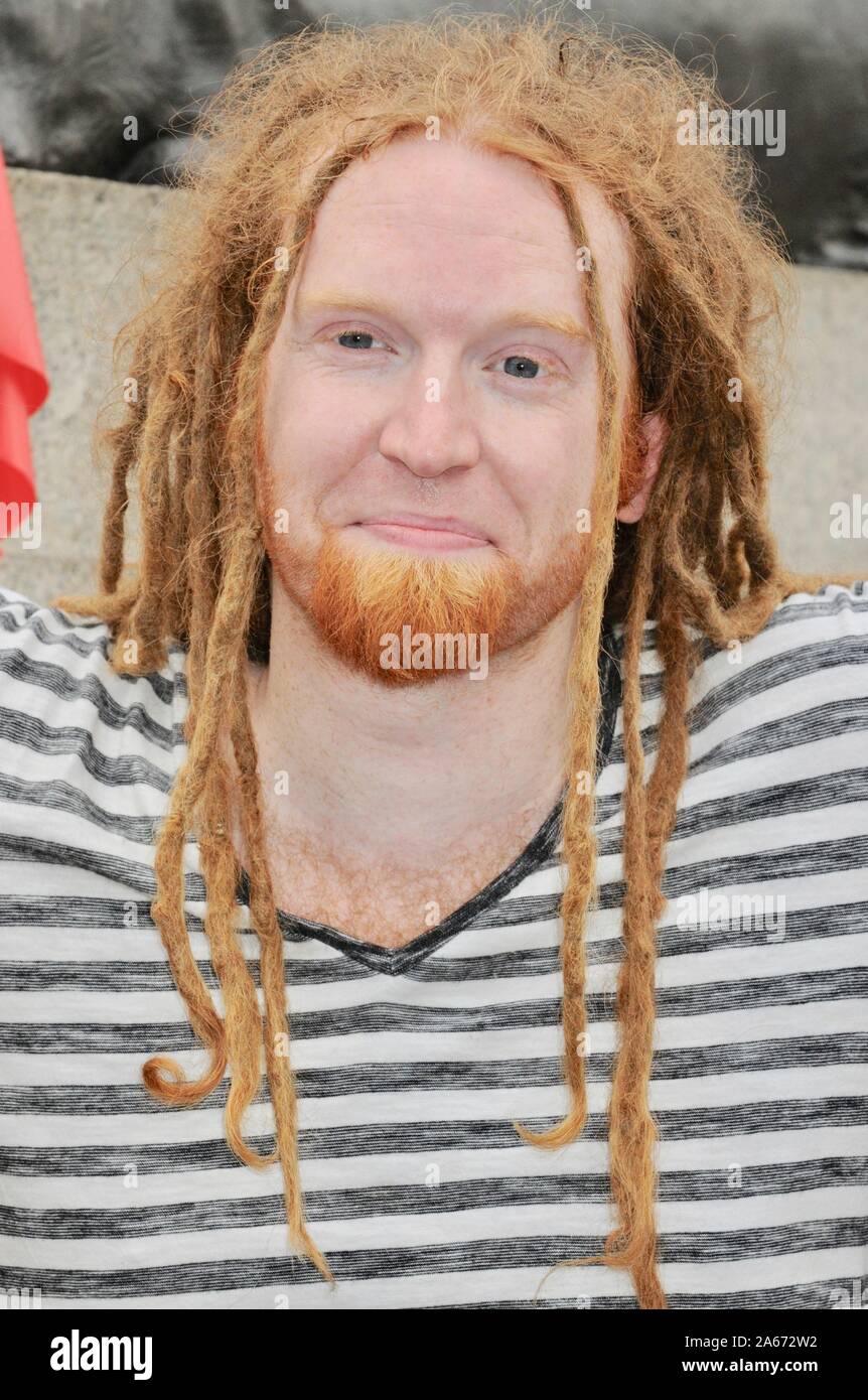 Newton Faulkner La Cantautora Live Performance Trafalgar Square Londres Uk Fotografia De Stock Alamy