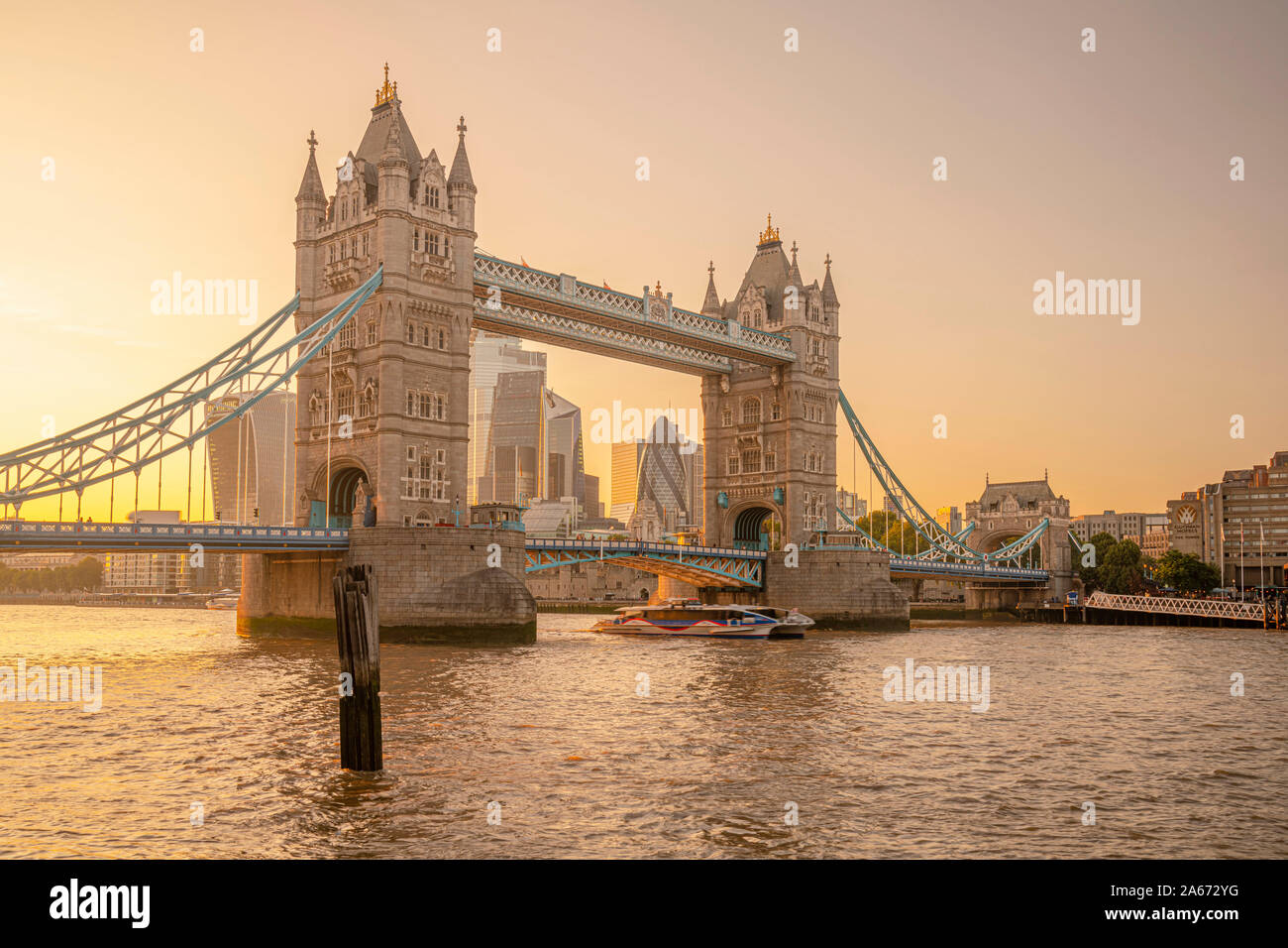 Reino Unido, Inglaterra, Londres, el Tower Bridge y el horizonte de la ciudad más allá de Foto de stock
