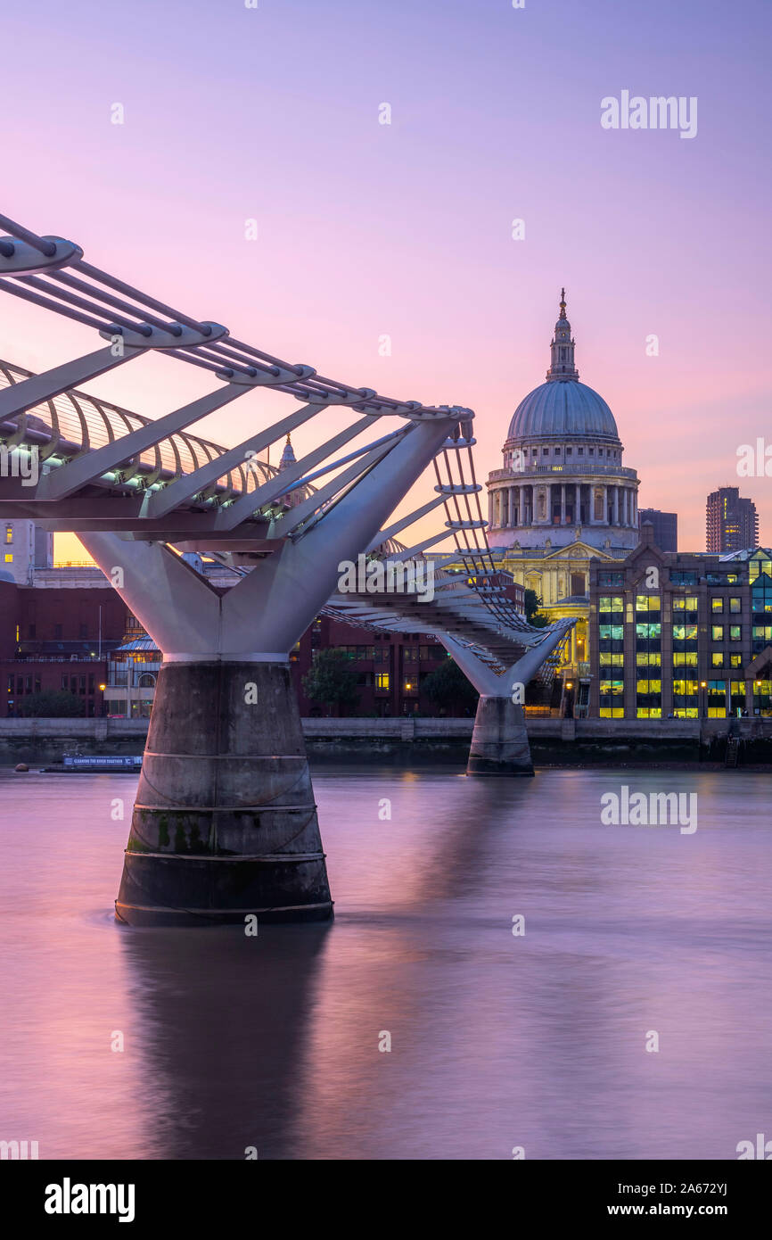 Reino Unido, Inglaterra, Londres, Millennium Bridge sobre el río Támesis y la Catedral de San Pablo Foto de stock