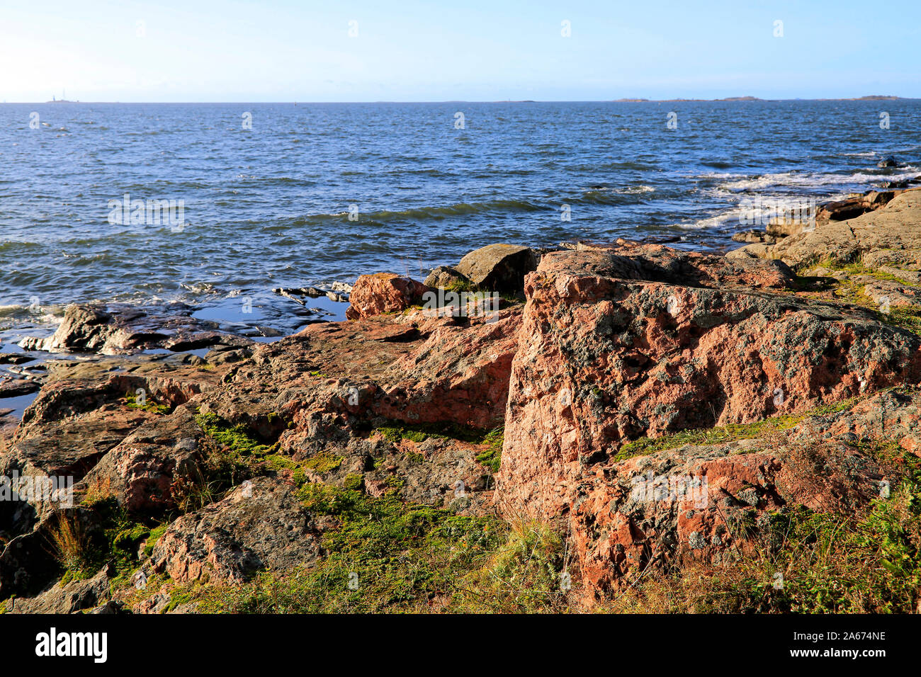 Las rocas junto al mar con vistas al mar azul de Kustaanmiekka, la isla más meridional del mar fortaleza Suomenlinna, Helsinki, Finlandia. De octubre de 2019. Foto de stock