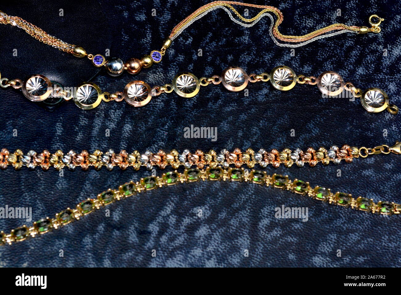 Joyería, pulseras, oro, diamantes, recuerdos de viajes, recuerdos gracias regalos, joyería de gama alta de lujo, regalos, regalos de todo el mundo Foto de stock