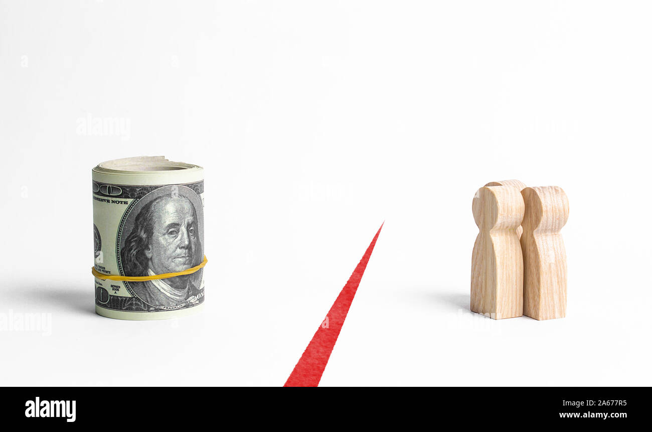 Las figuras de personas y un paquete rollo de dinero están separados por una línea roja. La inaccesibilidad de los fondos, la falta de inversiones y de retraso de sueldos. Retención de Foto de stock