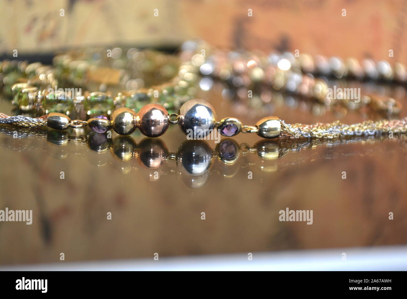 Joyería, pulseras, oro, diamantes, recuerdos de viajes, recuerdos gracias regalos, joyería de gama alta de lujo, regalos, regalos de todo el mundo Foto de stock