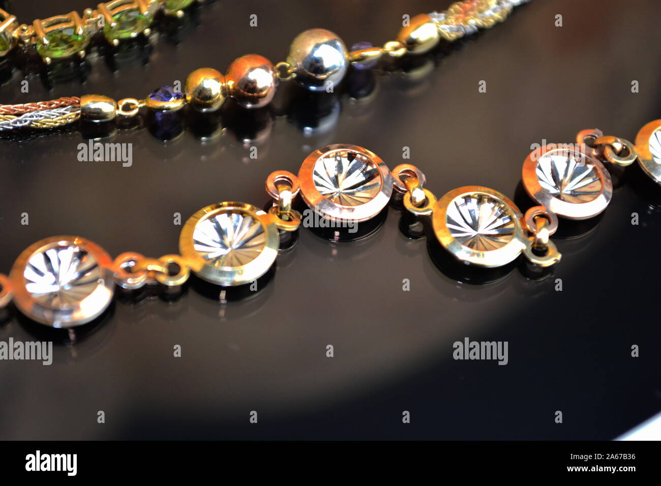 Joyería, pulseras, oro, diamantes, recuerdos de viajes, recuerdos gracias regalos, joyería de gama alta de lujo, regalos, regalos de todo el mundo Foto de stock