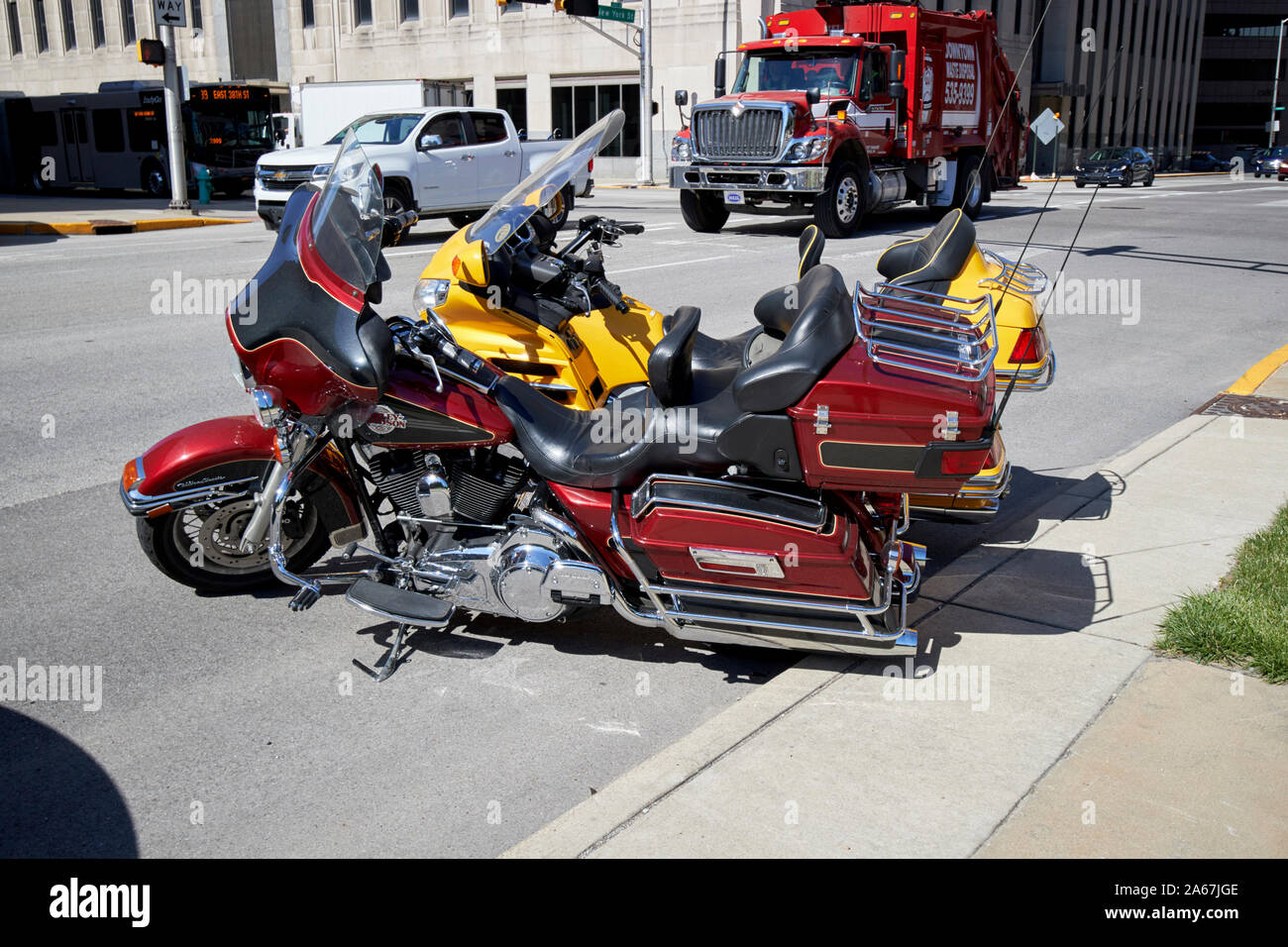 Harley Davidson Electra Glide Ultra Classic y honda gold wing aparcado en la calle Indianapolis, Indiana, EE.UU. Foto de stock