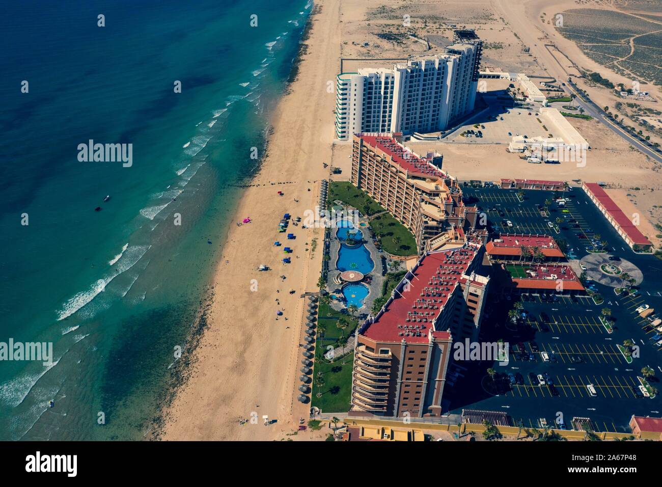Vista aérea de la bahía de Puerto Peñasco, Sonora, México. El paisaje de la  playa, el mar, el hotel y el sector inmobiliario. Golfo de California  desierto. Mar de Cortez, en el
