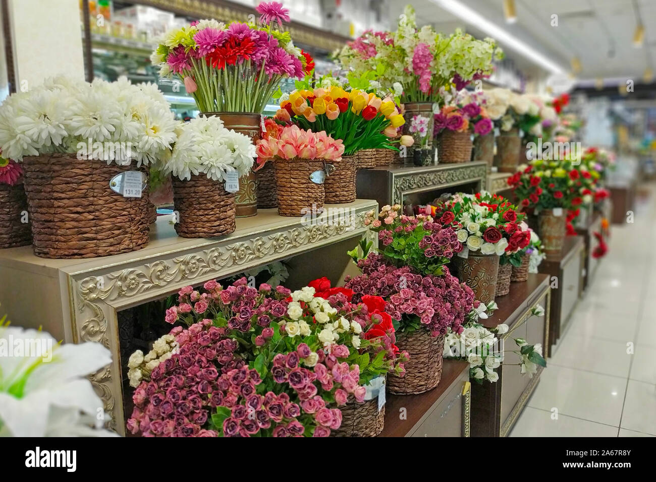 Flores artificiales se venden en la tienda. En cestas son diversos ramos de flores  artificiales para la venta. Flores artificiales para decorar el interior  Fotografía de stock - Alamy