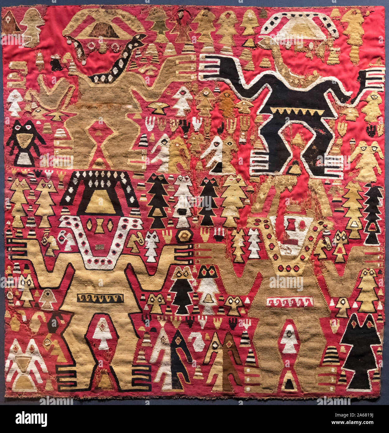 Nativo del Perú precolombino tela ceremonial de la cultura Chimú, 1350 AD a 1450 AD, Museo de Arte de Lima, Perú, América del Sur Foto de stock