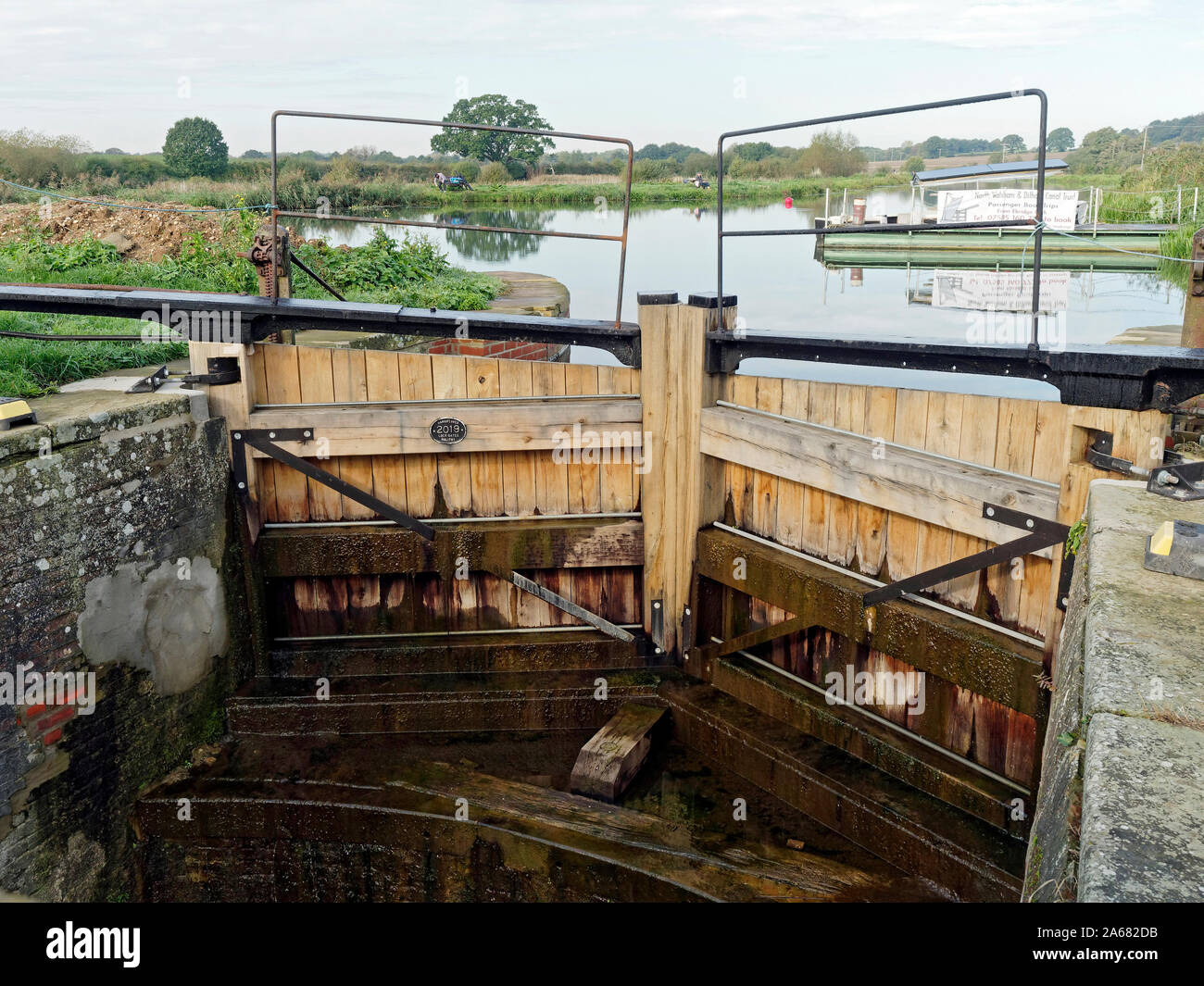 Reparación y restauración de Ebridge cerradura en el North Walsham & Dilham Canal, Norfolk. Nuevas puertas superior ya están; continúan las reparaciones de albañilería. Foto de stock