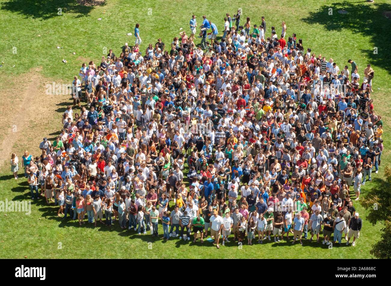 Vista de pájaro, de una multitud de estudiantes novato, de pie en un grupo pequeño en una zona de césped en un día soleado durante un evento de una semana de orientación, de la Universidad Johns Hopkins, Baltimore, Maryland, el 4 de septiembre de 2006. Desde el Homewood Fotografías. () Foto de stock