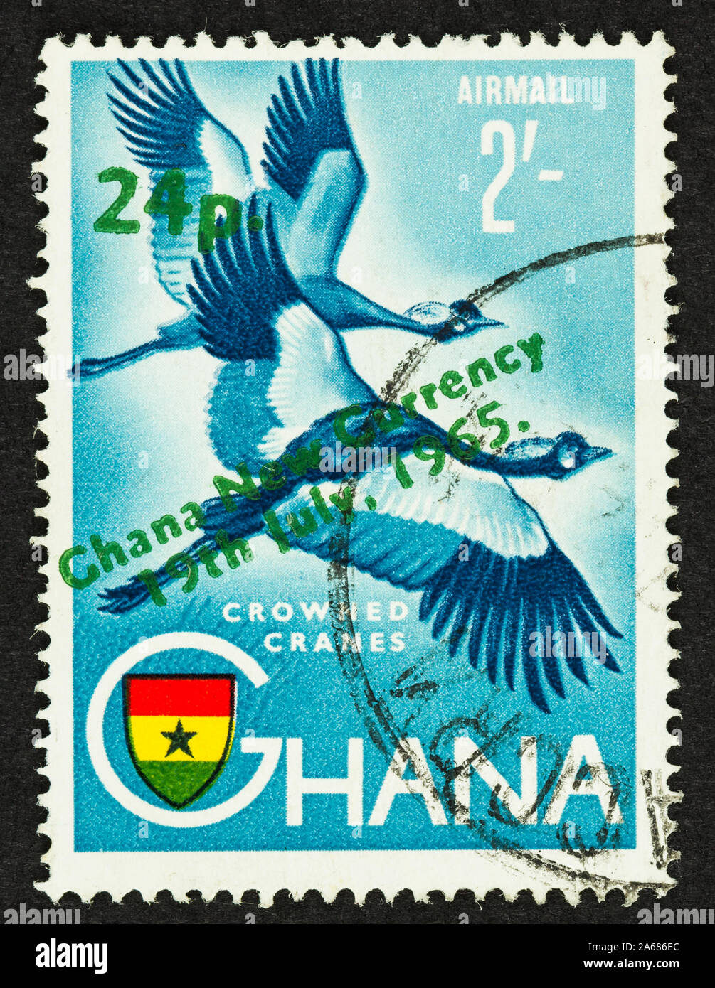 Sello de correo aéreo de Ghana con grullas coronadas en vuelo. Nueva sobreimpresión provisionals nueva moneda con Ghana el 19 de julio de 1965, 24p con tinta verde. Foto de stock