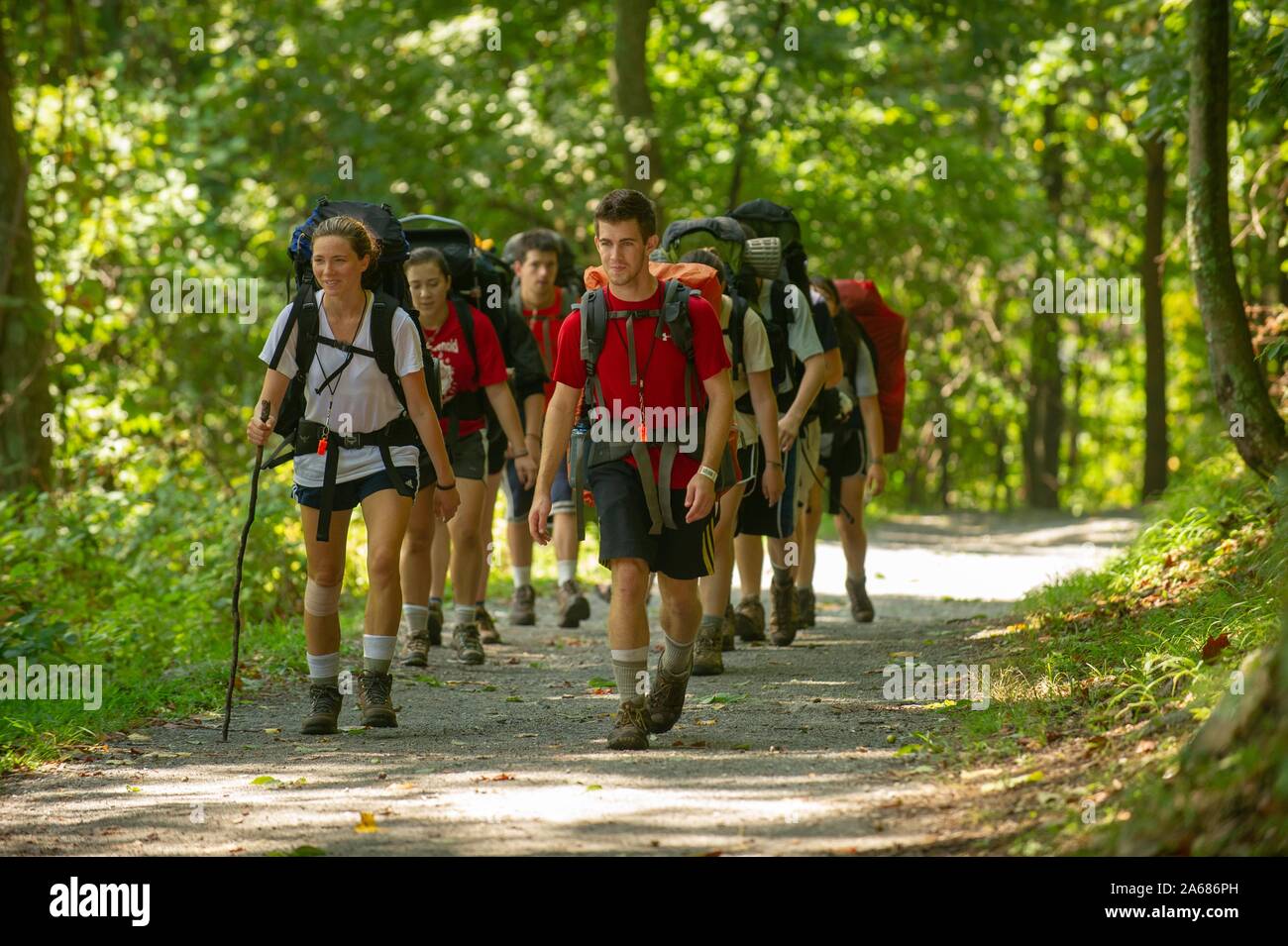 Los estudiantes caminata por un sendero con mochilas y bastones durante un programa de pre-orientación exterior de la Universidad Johns Hopkins, del 22 de agosto de 2010. Desde el Homewood fotografías. () Foto de stock