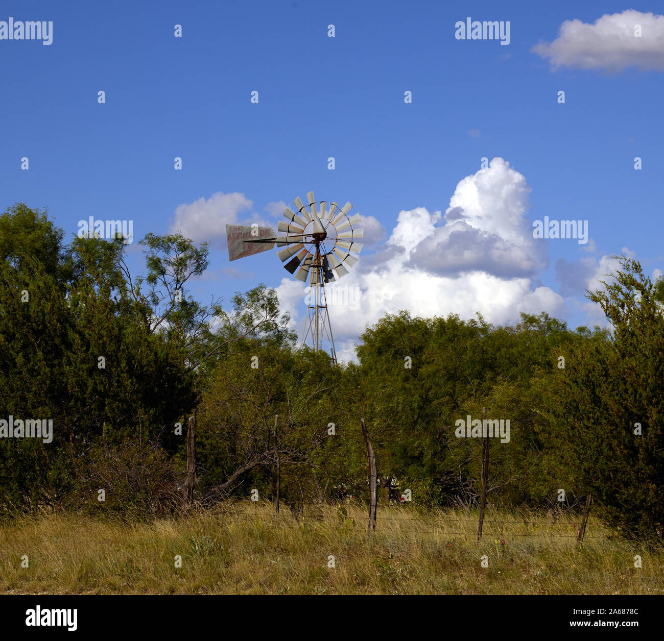 El molino de viento en Hamilton County, Texas Foto de stock
